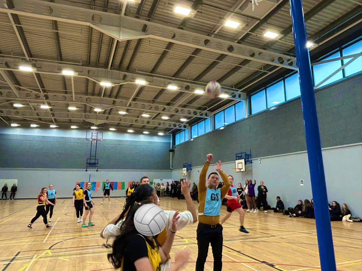 CHALLENGE THE STAFF - DAY 1 🏐

A strong start from the staff in the Netball at lunchtime today against the senior pupils 🤝

It was great to see so many of you attending, showing your support for the school’s Advent Charity 👏😁

Tomorrow at lunch, is Football on the Astro ⚽️