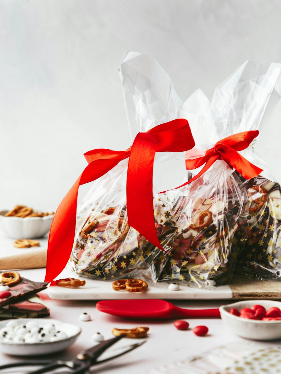 Looking for an easy, festive treat? 🍫🎄This chocolate reindeer bark is fun to make and even better to eat! 🦌 

Click here for the full recipe: bit.ly/3VqVSfa

#chocolatebark #christmasbaking #homemadegifting