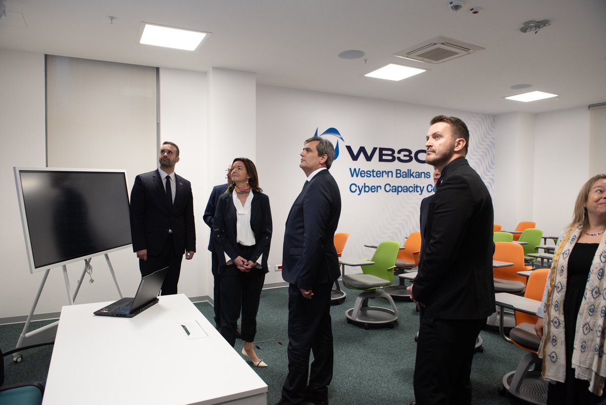 MZEZ_RS's tweet photo. “Center za kibernetsko zmogljivost na #ZahodniBalkan #WB3C, ki je nastal na pobudo 🇸🇮🇫🇷🇲🇪, bo igral ključno vlogo pri varovanju naše digitalne pokrajine, zaščiti državljanov &amp; krepitvi kibernetske varnosti, od katere bodo imele koristi tudi prihodnje generacije.” - MZEZ @tfajon. https://t.co/7mn08jucf7
