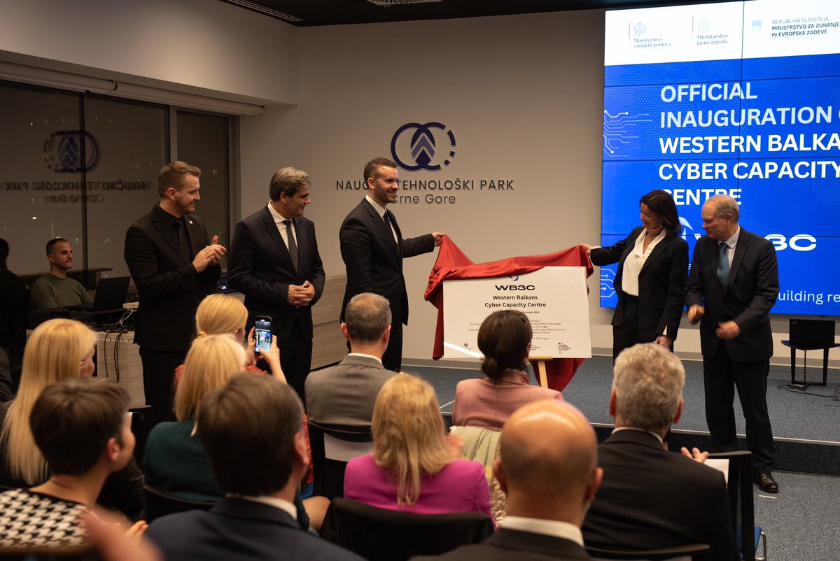 MZEZ_RS's tweet photo. “Center za kibernetsko zmogljivost na #ZahodniBalkan #WB3C, ki je nastal na pobudo 🇸🇮🇫🇷🇲🇪, bo igral ključno vlogo pri varovanju naše digitalne pokrajine, zaščiti državljanov &amp; krepitvi kibernetske varnosti, od katere bodo imele koristi tudi prihodnje generacije.” - MZEZ @tfajon. https://t.co/7mn08jucf7