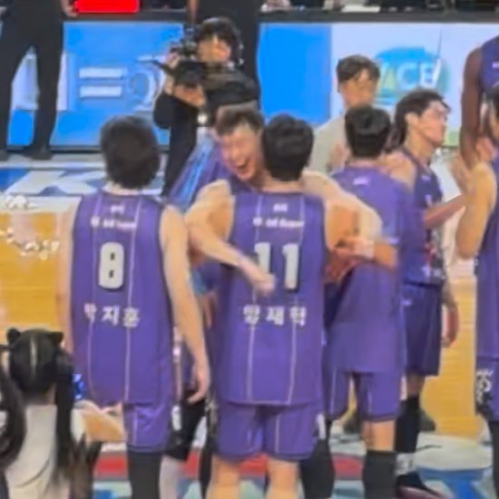 basketguin_'s tweet photo. 저화질을 뚫고 나오는 준이학생의 환호 https://t.co/sPBe9l6aFw