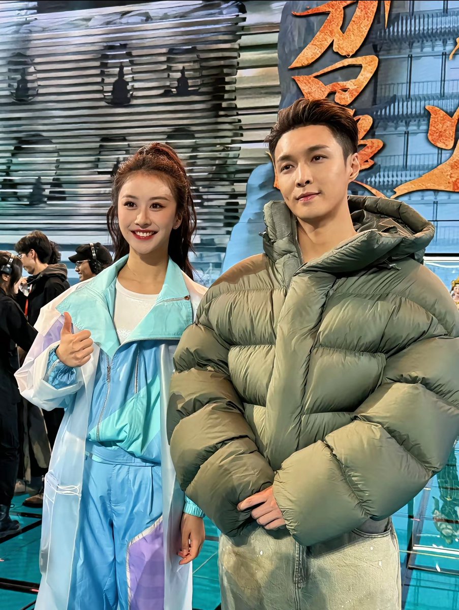 cheesescallop's tweet photo. 20241208 #DouyinLayZhang #DouyinDunHuang 

Cast member Qiang Wen shares a photo with @layzhang and other snippets 💜

Cr. WENWENQIANG 强雯Wen https://t.co/8hS4en8HBH