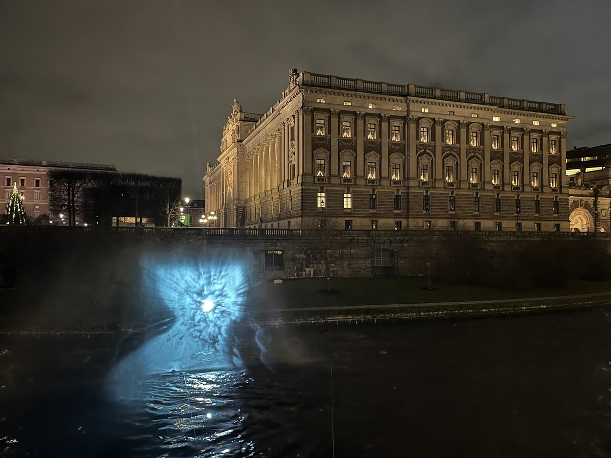 Coolt
Nobel Week Lights levererar utanför riksdagen! 😄