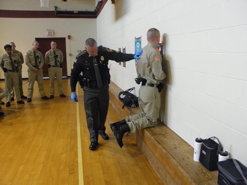CapturedCamo's tweet photo. Recruits get trained on prisoner transport procedures #irlbondage #handcuff #handcuffs #handcuffed #handcuffing #cuff #cuffs #cuffed #cuffing #shackle #shackles #shackled #legiron #legirons https://t.co/jxwpG1ePpt