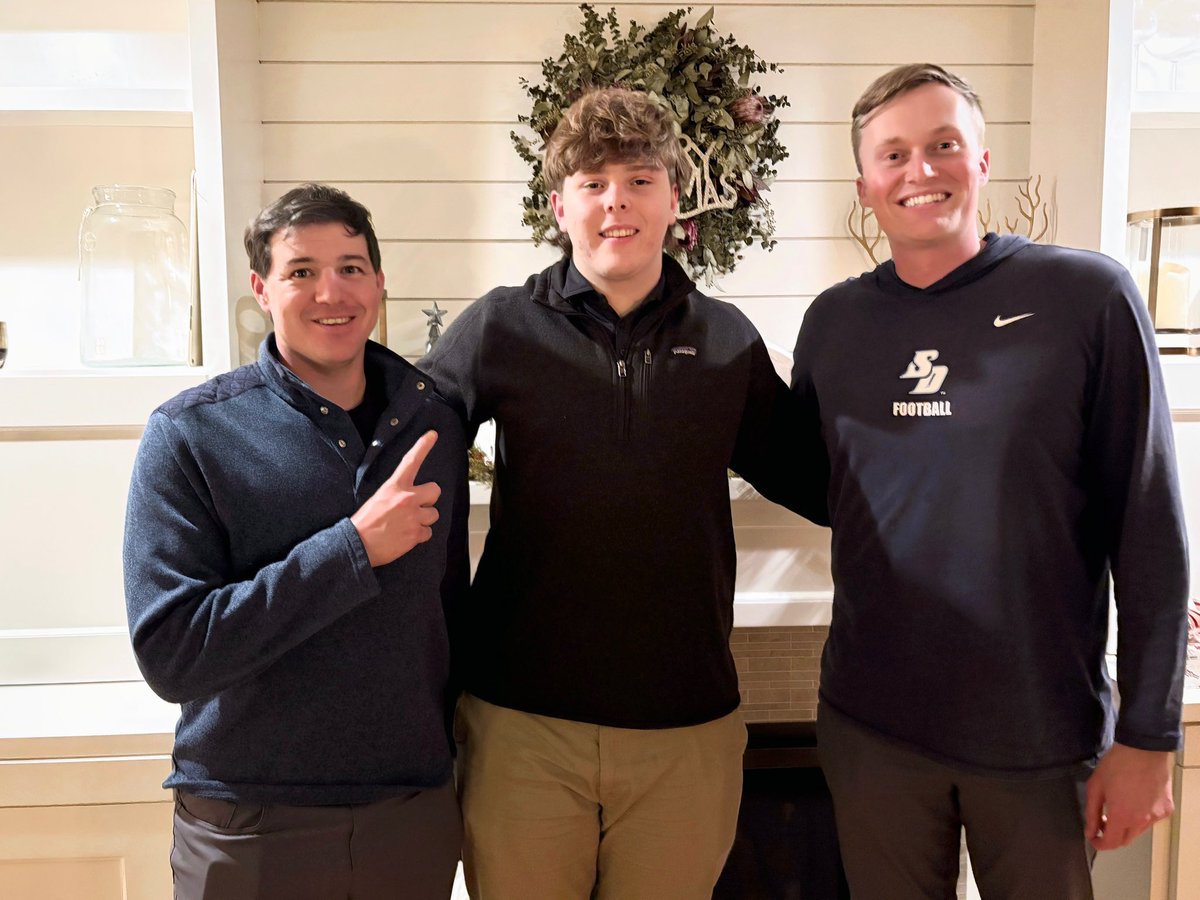 Thank you <a href="/coachsweetlou/">Louis Cortes</a> and <a href="/AustenJacobs/">Coach Jacobs</a> from <a href="/USDFootball/">San Diego Football</a> for coming over for dinner. Official visit this weekend🔒