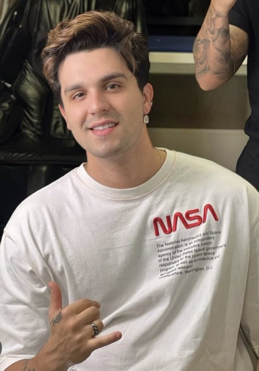 meuinvstimento's tweet photo. mais de 10 anos separam essas fotos. incrível como o tempo passa e ele não envelhece e só fica mais lindo https://t.co/CJrC6qEfwR