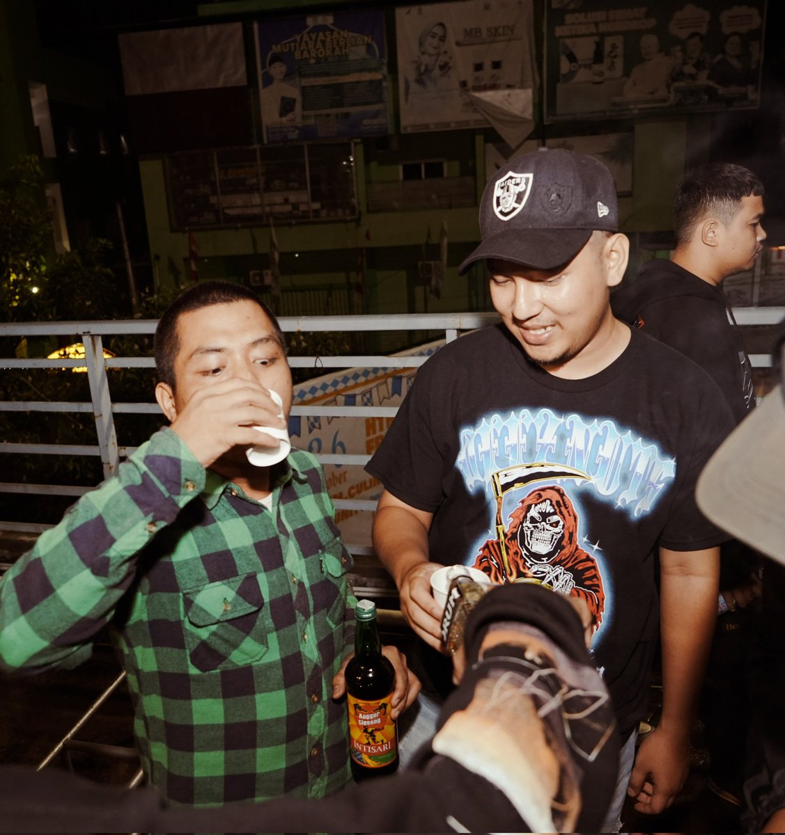 bebekhell_'s tweet image. Lihat biduan menghampiriku ingin di sawer seratus ribu #jaditolong