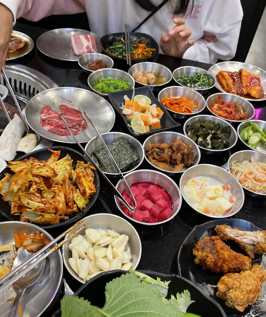 OnnyReview's tweet photo. ปิ้งย่างเกาหลีแบบจึ้งงในห้าง ‘Hongdae Buffet’ 352 net รวมเครื่องดื่ม ขนม สบายมากไม่ต้องเดินไปตักของเอง เคยกินครั้งแรกที่สยาม อันนี้ฟิวมันเลิศที่จอดรถสะดวก แล้วเครื่องเคียงถูกต้องเกินนน 10/10 ใครสายพันชันรสชาติถูกปากแบบกี้ดดด สลัดแอปเปิ้ล, ผักโขม, ยำต้นกระเทียม เติมไม่อั้นน 🥬🥓 https://t.co/IcpZg3mt0U