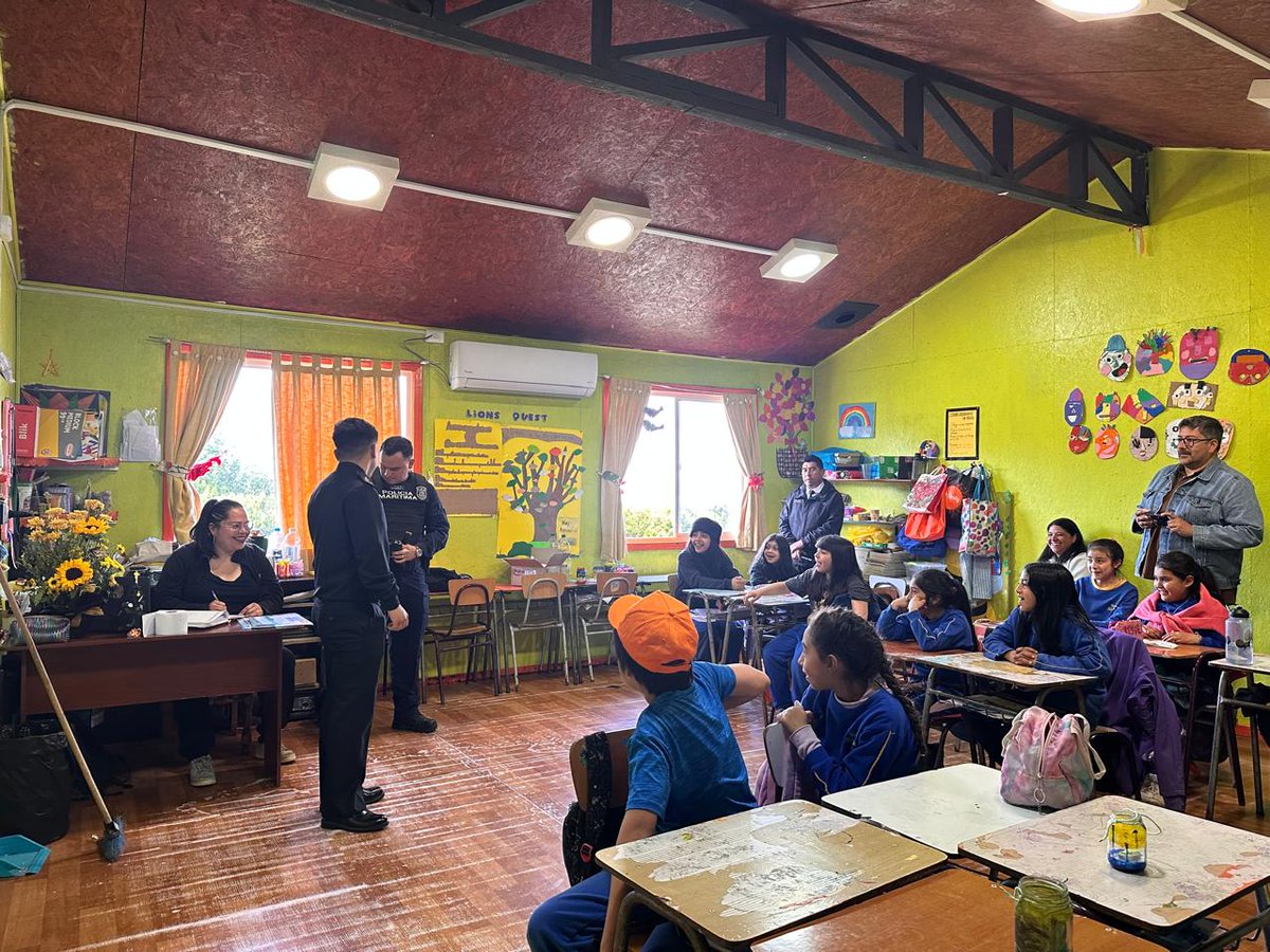 DGTM_Chile's tweet photo. Personal de la Alcaldía de Mar de #Queilen realizó charla en el colegio Terranova de la comuna de Queilen, sobre el uso del número de emergencias marítimas 137 y las recomendaciones de seguridad para el periodo estival.

#AutoridadMarítima
@Armada_Chile https://t.co/HTjoEMtYie