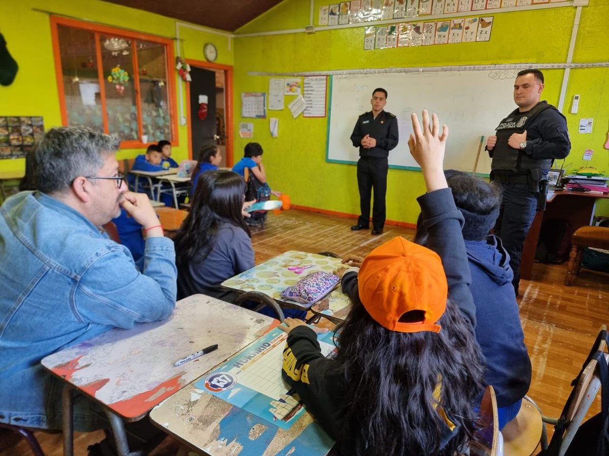 DGTM_Chile's tweet photo. Personal de la Alcaldía de Mar de #Queilen realizó charla en el colegio Terranova de la comuna de Queilen, sobre el uso del número de emergencias marítimas 137 y las recomendaciones de seguridad para el periodo estival.

#AutoridadMarítima
@Armada_Chile https://t.co/HTjoEMtYie