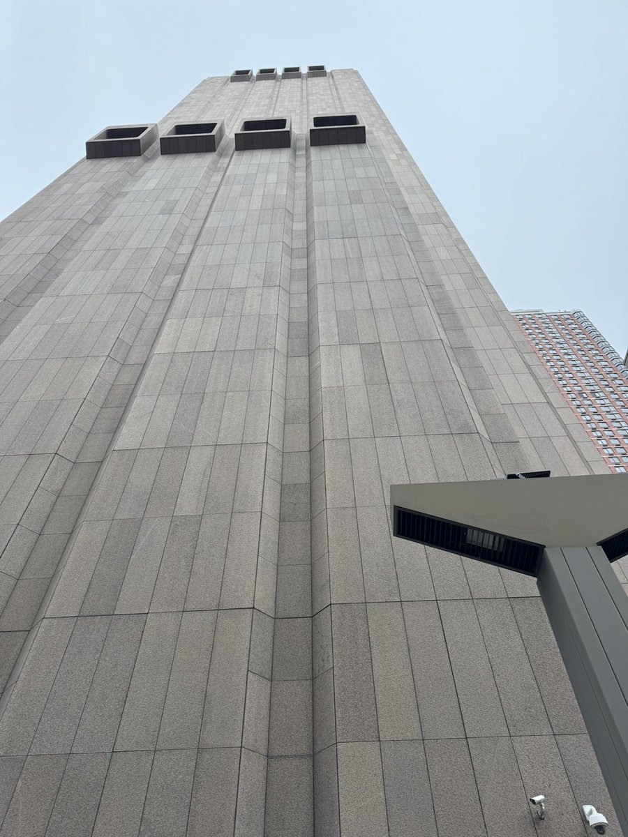 AlAzraqElBlau's tweet photo. @HiClavero hemos venido a comprobar lo que dices del edificio este. Efectivamente, hay algo raro aquí… https://t.co/sG04jfxsnK