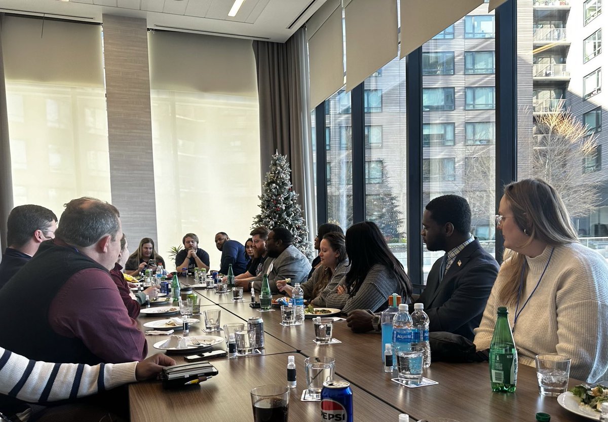 BraxtonJaylon's tweet photo. This weekend, I had the pleasure of meeting with the Association of Chartered Unit Presidents for @youngdems!
It was a pleasure to sit with presidents across the nation, discussing issues impacting our states and how we can work together to help across state lines! #YDABOS https://t.co/7ZtGzDpGgy