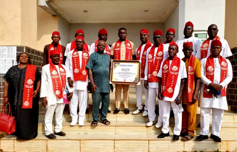 ejor2cool's tweet photo. Ohaneze Ndigbo @ohanezendigbo_  honored Barr. Ukwueze @UgoFedOfficial  with the title of Grand Patron for his outstanding leadership and contributions to community development, aligning with the state government's @PNMbah  philosophy, 'Tomorrow is Here.' 
#TomorrosIsHere https://t.co/GcG5z9p6BE