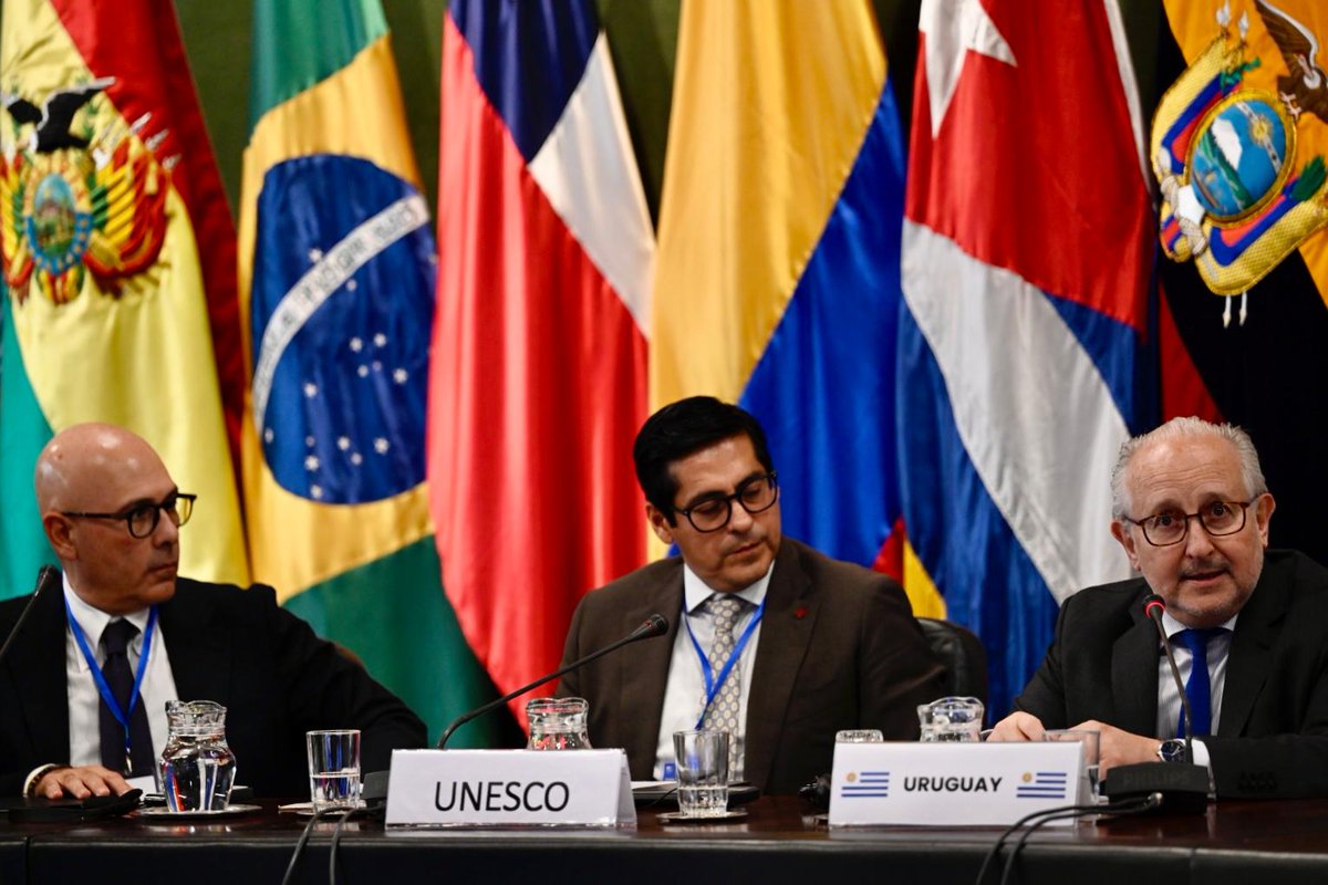 MEC_Uruguay's tweet photo. 📣 Reunión de Ministros y Ministras y Autoridades de Alto Nivel de Educación Superior de América Latina y el Caribe de @unesco_iesalc en @ALADI_SG 

👉🏽 El ministro @pdasilve participó intercambiando acerca de desafíos y oportunidades clave de la #EducaciónSuperior de la región. https://t.co/6K1skfjI0z