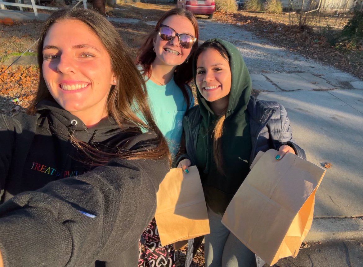 So thankful that we got the opportunity to volunteer for meals on wheels this past week! Community service is a must in our program! 

#CotteySoftball #RollComets