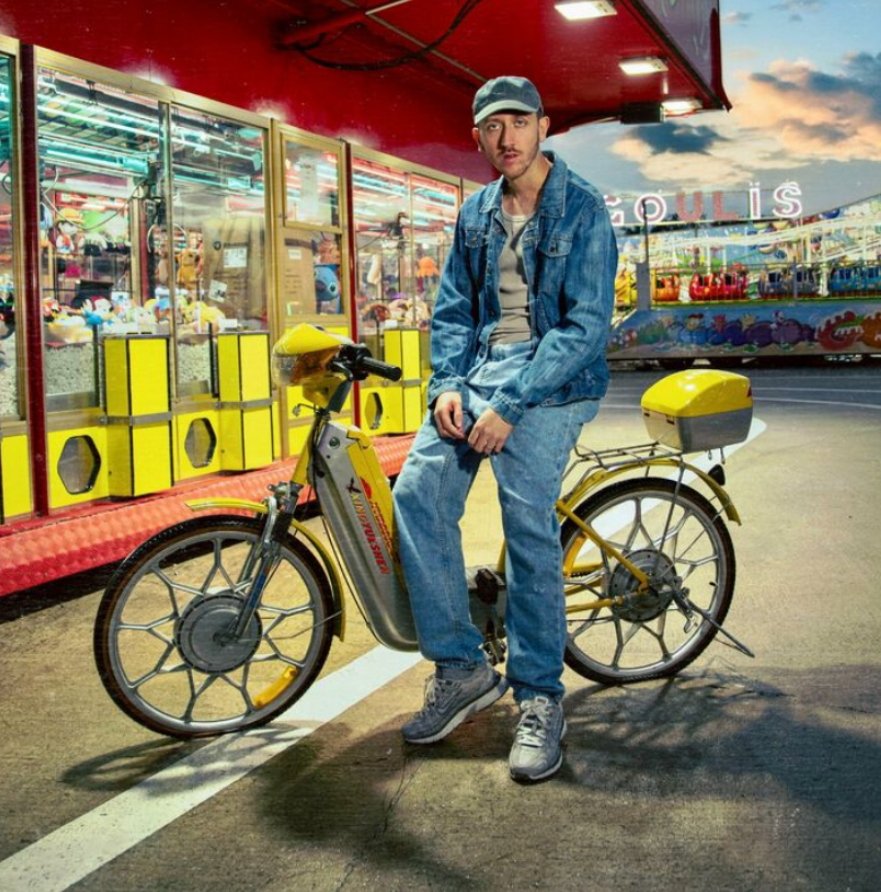 Zilbas's tweet photo. Bienvenue dans #LaTrouvailleDeBaz ! Aujourd'hui : Après de @JimmyMagardeau. L'artiste lyonnais dévoile un nouvel EP ! Un court disque de pop française, mature et personnel nommé Adrénaline Artificielle. 
https://t.co/ZJJKrMlovR https://t.co/4TfGft5JA9