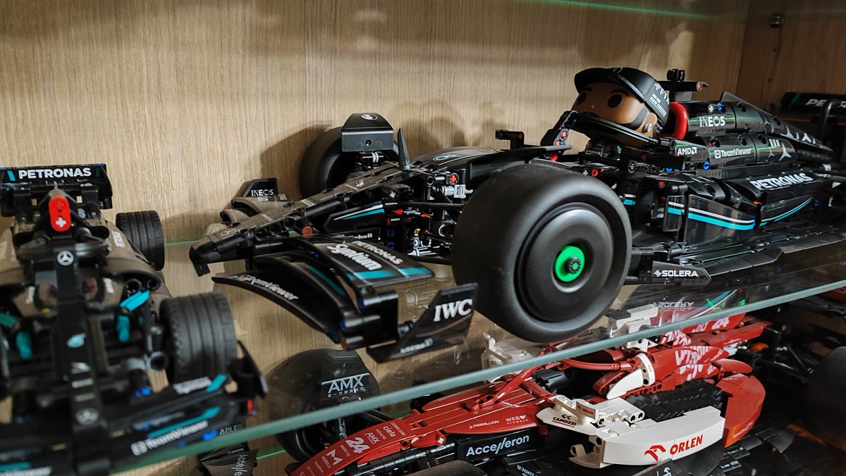 Funko Pop <a href="/LewisHamilton/">Lewis Hamilton</a> faktycznie pasuje do bolidu <a href="/LEGO_Group/">LEGO</a> Technic <a href="/MercedesAMGF1/">Mercedes-AMG PETRONAS F1 Team</a>. Nawet fajnie to wygląda 😃 Miłym zaskoczeniem jest napis <a href="/thegranturismo/">Gran Turismo</a> na czapce 😊 #ElevenF1 #F1PL