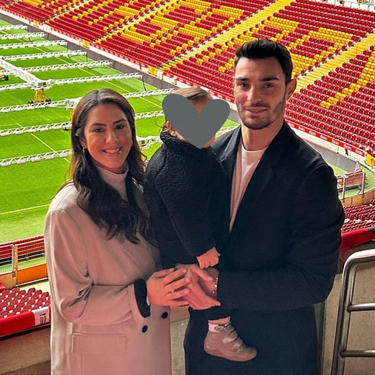 Kaan Ayhan'ın eşi Aylin Betül Ayhan: "Biz Kaan'la aynı hastanede doğduk. Sonradan aynı okula gidiyorduk. Ben sınıfta kaldıktan sonra Kaan'ın sınıfına geldim, bu şekilde tanıştık." (343)