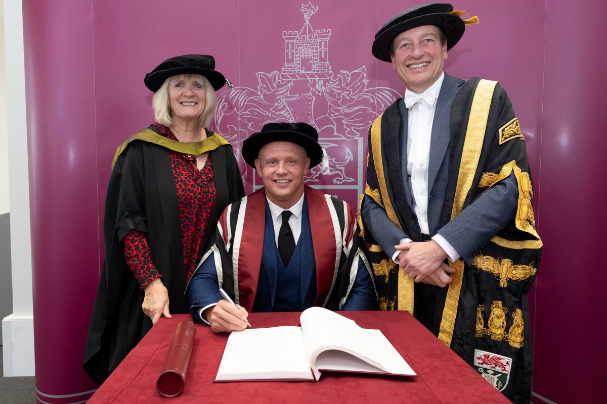 SwansOfficial's tweet photo. Congratulations, Trunds 👏🎓

@LeeTrundle10 has been awarded an honorary degree from @SwanseaUni, honouring his enduring legacy and influence on Swansea and its community. 

An incredible ambassador for our club 🖤🤍 https://t.co/WjrSO51Qmq