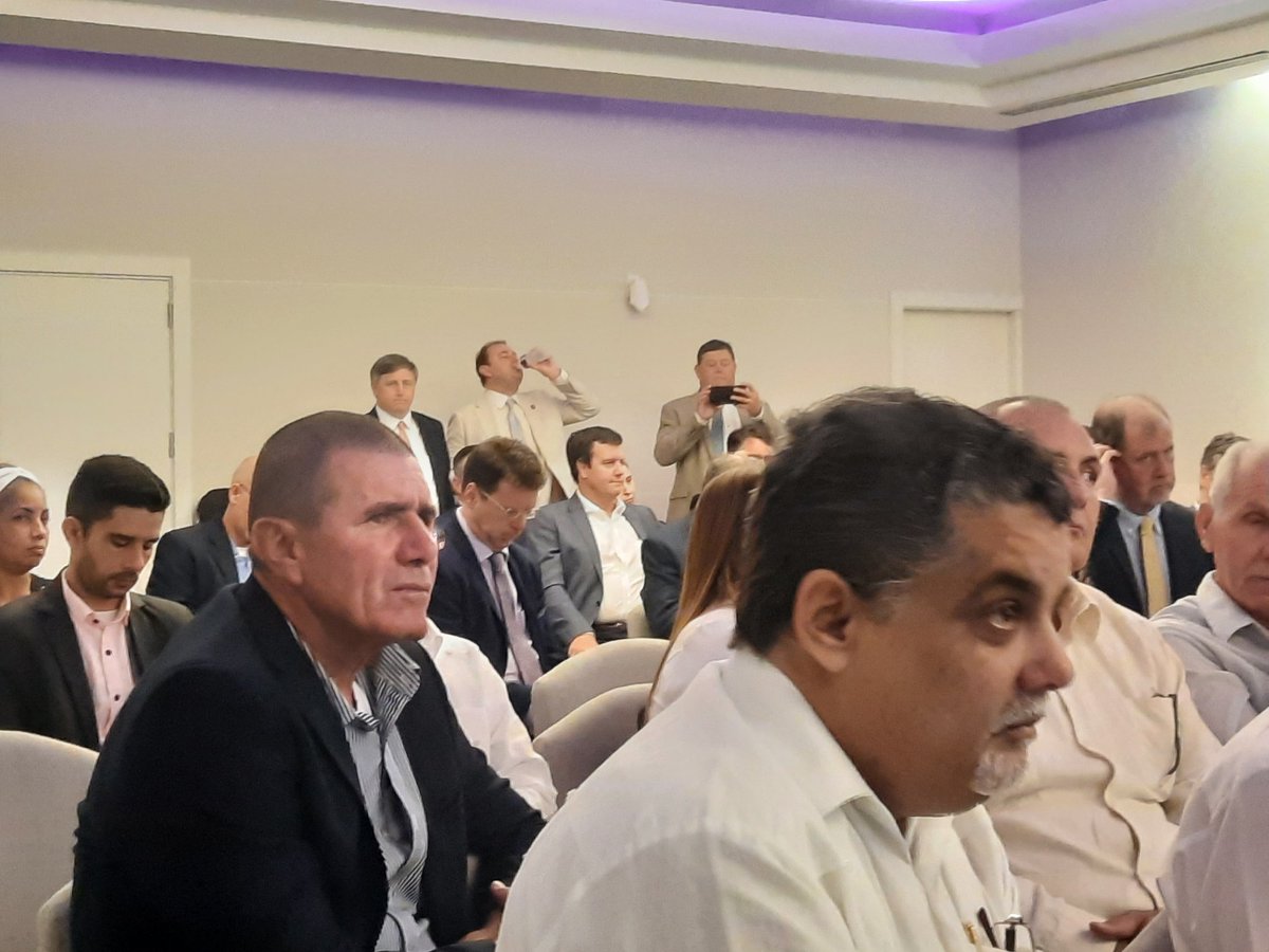 LuisMonteroMus1's tweet photo. El Viceministro Maury Hechavarría Bermúdez, en su discurso de bienvenida a la visita de la delegación del Comisionado de Agricultura del Estado de Louisiana, Legisladores del Partido Republicano y Empresas.#AgriculturaCubana @MinagCuba https://t.co/eK2apwXP5o