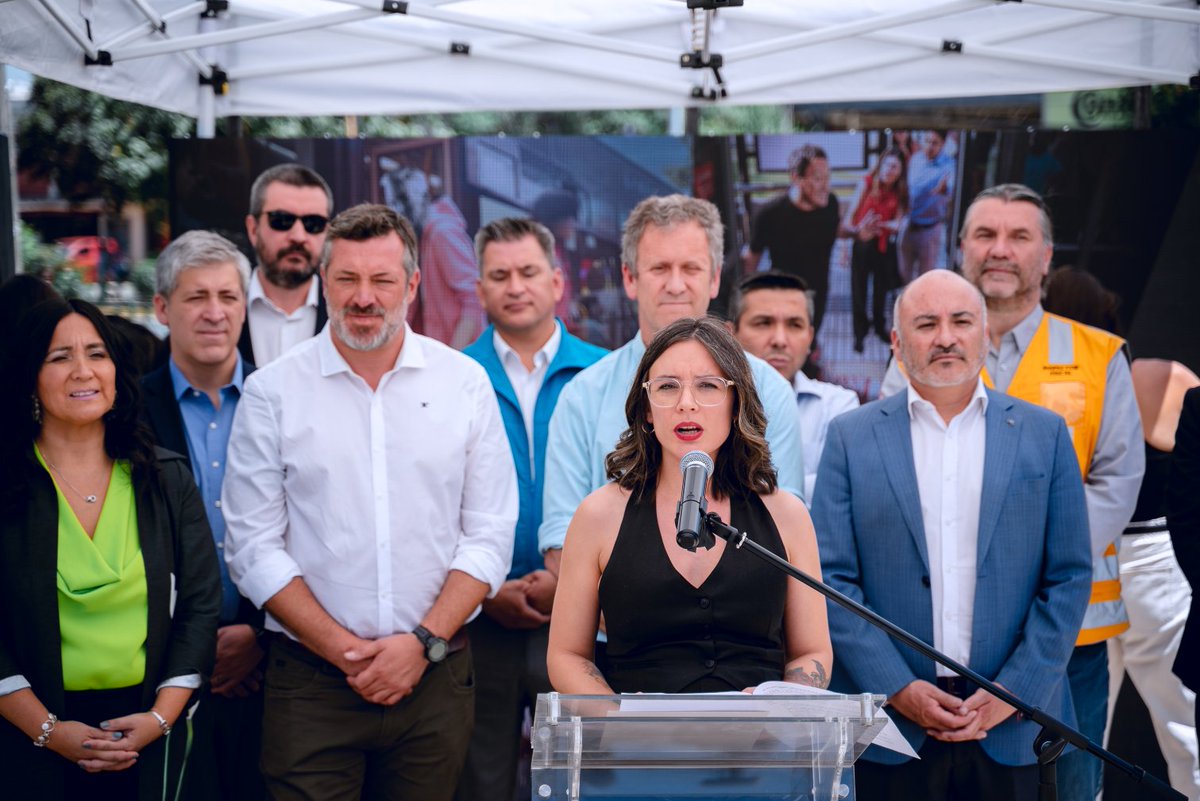 camila_vallejo's tweet image. Pagar tu pasaje también es cuidar el transporte que es de todas y todos. Junto al ministro Juan Carlos Muñoz lanzamos la campaña “Paga tu pasaje, respeta y seamos más amables en el transporte público”. Esta iniciativa busca fomentar el pago del pasaje y el buen comportamiento en…