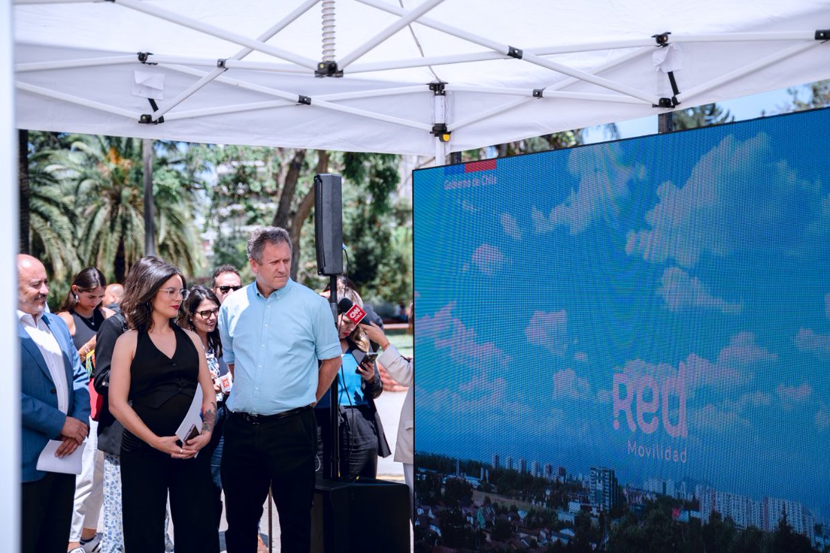 camila_vallejo's tweet image. Pagar tu pasaje también es cuidar el transporte que es de todas y todos. Junto al ministro Juan Carlos Muñoz lanzamos la campaña “Paga tu pasaje, respeta y seamos más amables en el transporte público”. Esta iniciativa busca fomentar el pago del pasaje y el buen comportamiento en…