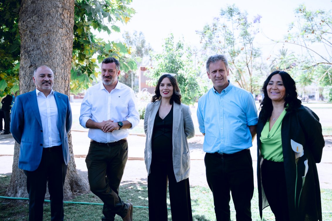 camila_vallejo's tweet image. Pagar tu pasaje también es cuidar el transporte que es de todas y todos. Junto al ministro Juan Carlos Muñoz lanzamos la campaña “Paga tu pasaje, respeta y seamos más amables en el transporte público”. Esta iniciativa busca fomentar el pago del pasaje y el buen comportamiento en…