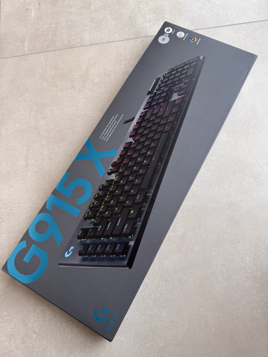 garryschool's tweet photo. Et si on lançait un concours en plus de la PS5 ? 
Genre un casque à 200€ de la même marque que ce clavier de fou 👀 
Merci @LogitechGFrance 💙 https://t.co/ppCvnWu0cs
