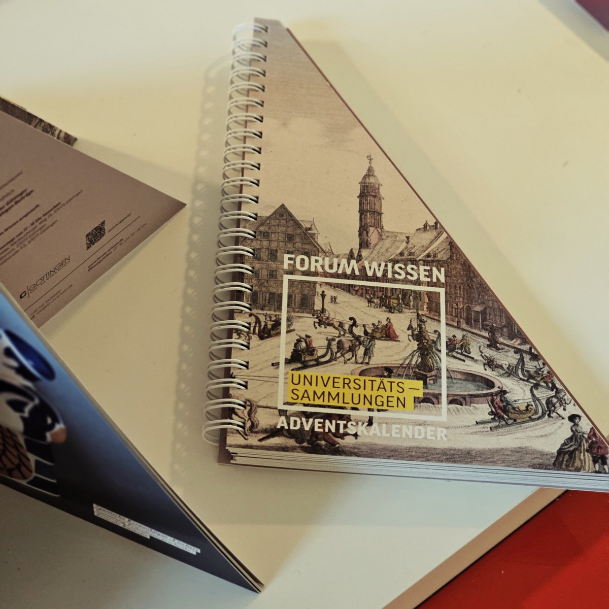 Forum Wissen GÖ (@forumwissengoe) on Twitter photo Kostenfrei zum Mitnehmen: unser #Adventskalender, gemeinsam mit den Sammlungen der <a href="/uniGoettingen/">Uni Göttingen</a> entwickelt. 🩶
Der Kalender kann jedes Jahr erneut genutzt werden und ist am #ForumWissen Infotresen erhältlich. Kostenfrei zum Mitnehmen: unser #Adventskalender, gemeinsam mit den Sammlungen der <a href="/uniGoettingen/">Uni Göttingen</a> entwickelt. 🩶
Der Kalender kann jedes Jahr erneut genutzt werden und ist am #ForumWissen Infotresen erhältlich.