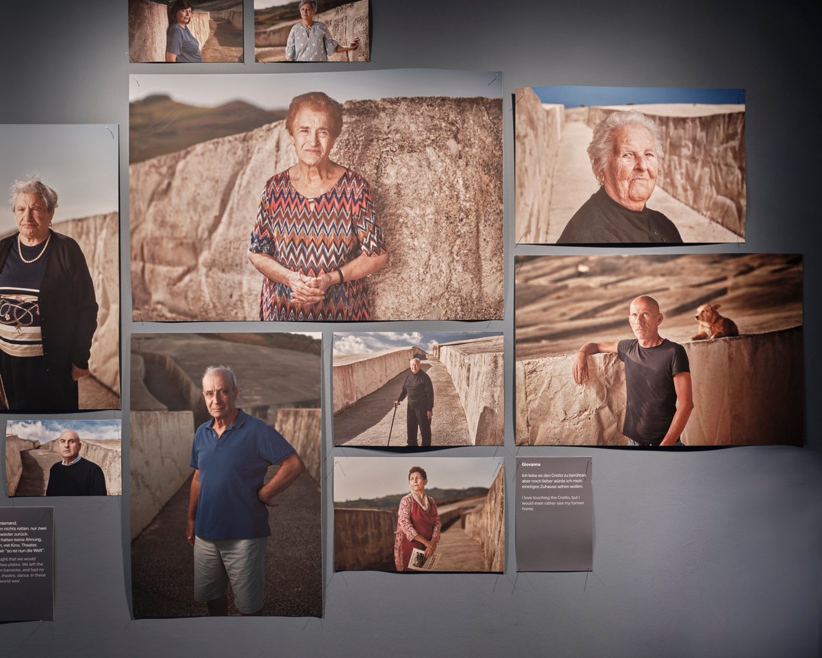 1968 wurde die sizilianische Stadt #Gibellina durch ein Erdbeben vollständig zerstört. Die Fotoinstallation „Il Cretto è casa mia“ (Der Cretto ist mein Zuhause) erzählt Geschichten von Überlebenden, von Verlust und Widerstand. Bis 2. März im FKV: bit.ly/4fnPhtG