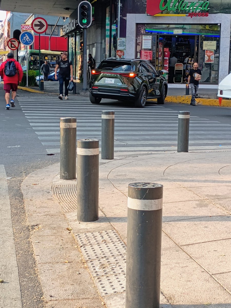 selene_coro's tweet photo. @UCS_GCDMX hora ya podemos estacionarnos asi? Y en pleno circuito https://t.co/eLiSjxfIIL