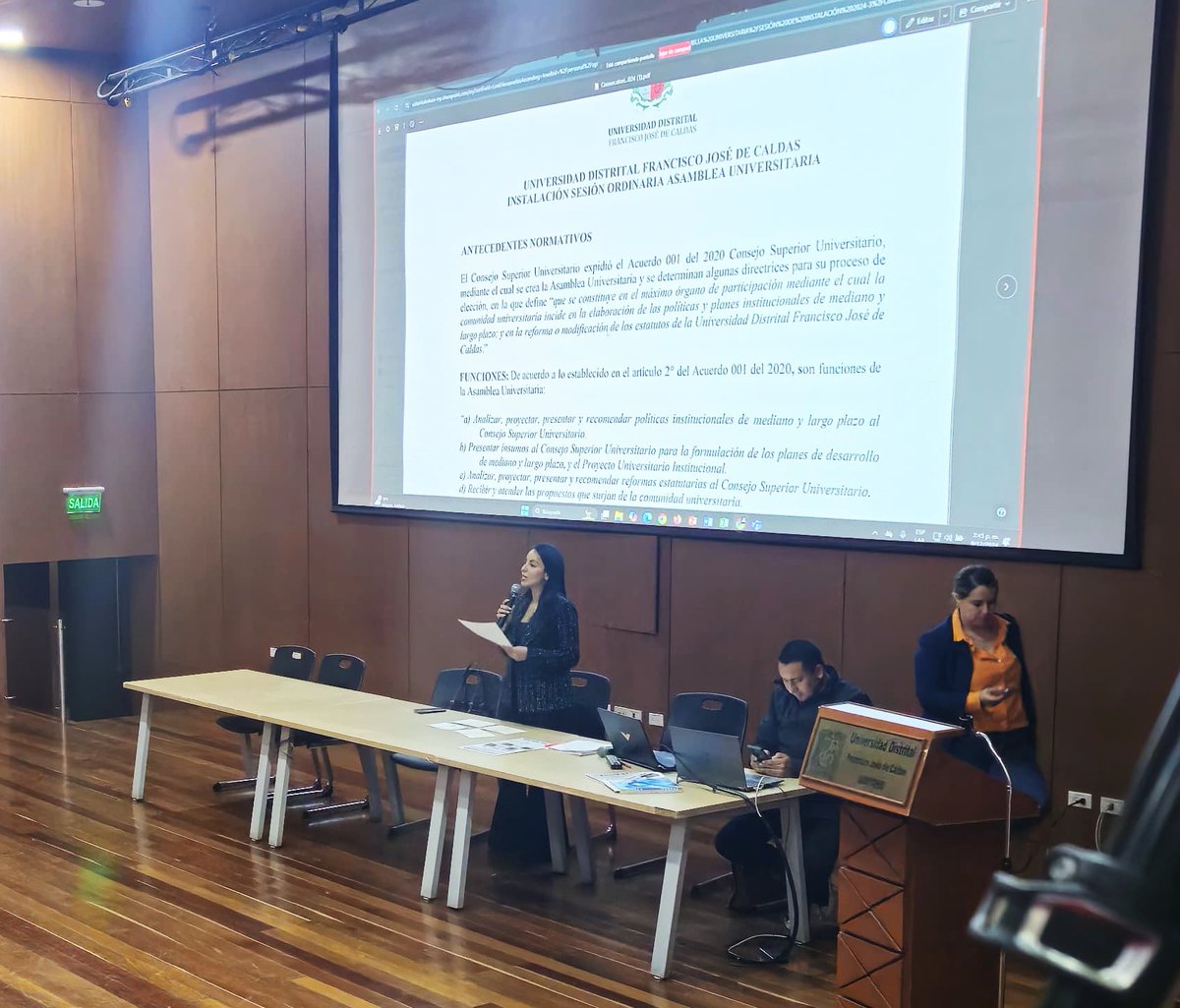 En el Auditorio Hermanos SanJuan de la Sede Macarena, la secretaria general, Paola Salazar, instaló la Asamblea Universitaria para el calendario académico 2024-3.Bajo la presidencia del estudiante  Johan  Santiago, la asamblea , nombró la Mesa Directiva provisional.