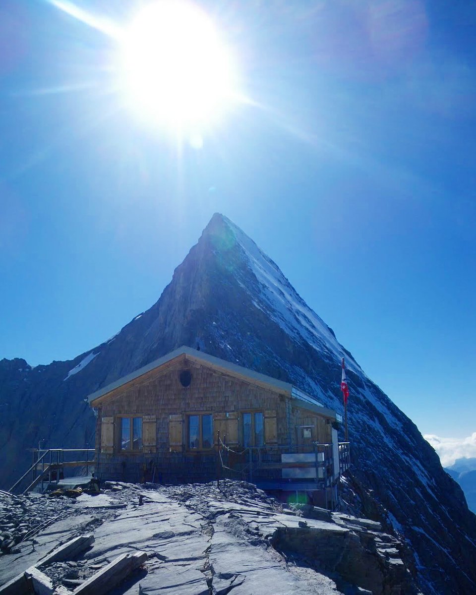 IcicleUK's tweet image. Eiger Summit Day
🏔️🎒❄️⛏️🇨🇭
Climbing the Mittellegi ridge of the Eiger, and completing the full traverse of the mountain by descending the South ridge. Epic exposure and views. Summer 2025 dates out now!

〽️ icicle-mountaineering.ltd.uk/eiger.html

📍 Eiger 3970m

#climbing #eiger #switzerland