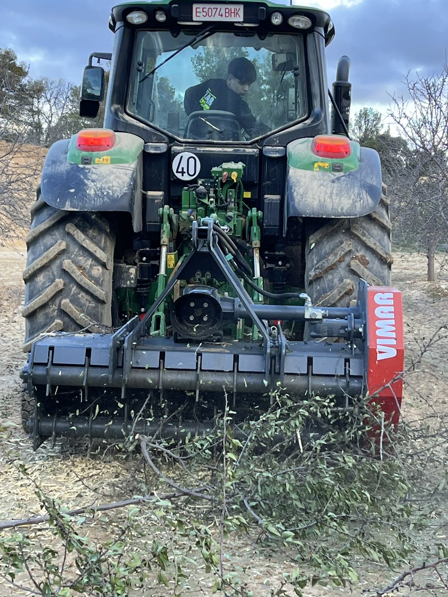 AlbertoVimar's tweet photo. Triturando la poda de los #Almendros de secano.
Después esparciremos el #Compostnatural para mejorar el suelo y alimentar la #Cubiertavegetal . https://t.co/eexHOf9iQg