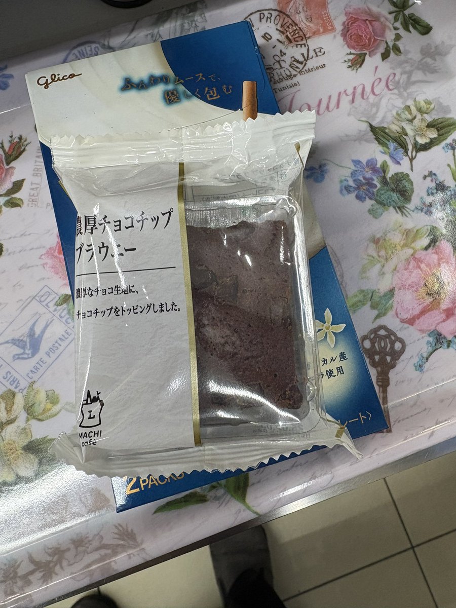 stripemix's tweet photo. ローソンの濃厚チョコチップブラウニーうめえ
ちっちゃくて高いけど https://t.co/PrmQBlww3E
