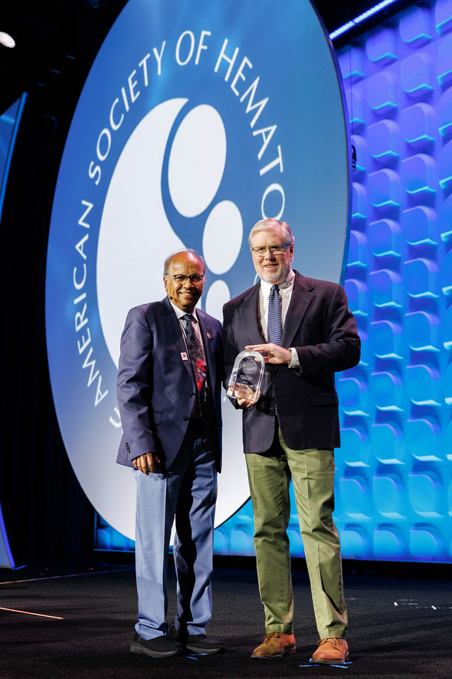 Today, CRI Director <a href="/SJMorrison_/">Sean Morrison</a> was honored w/ <a href="/ASH_hematology/">ASH</a>'s E. Donnall Thomas Lecture &amp; Prize for his work in hematopoietic stem cell (HSC) biology. For nearly 25 years, his lab has performed paradigm-shifting research that has changed how scientists understand regulation