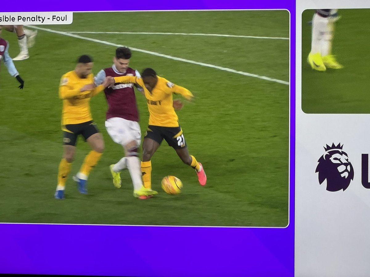 paddypower's tweet photo. VAR: “Mavropanos clearly stands on Bellegarde’s foot in the box.”

Ref: “Shall I go to the screen?”

VAR: “Nah.” https://t.co/l3wjRGK9wl