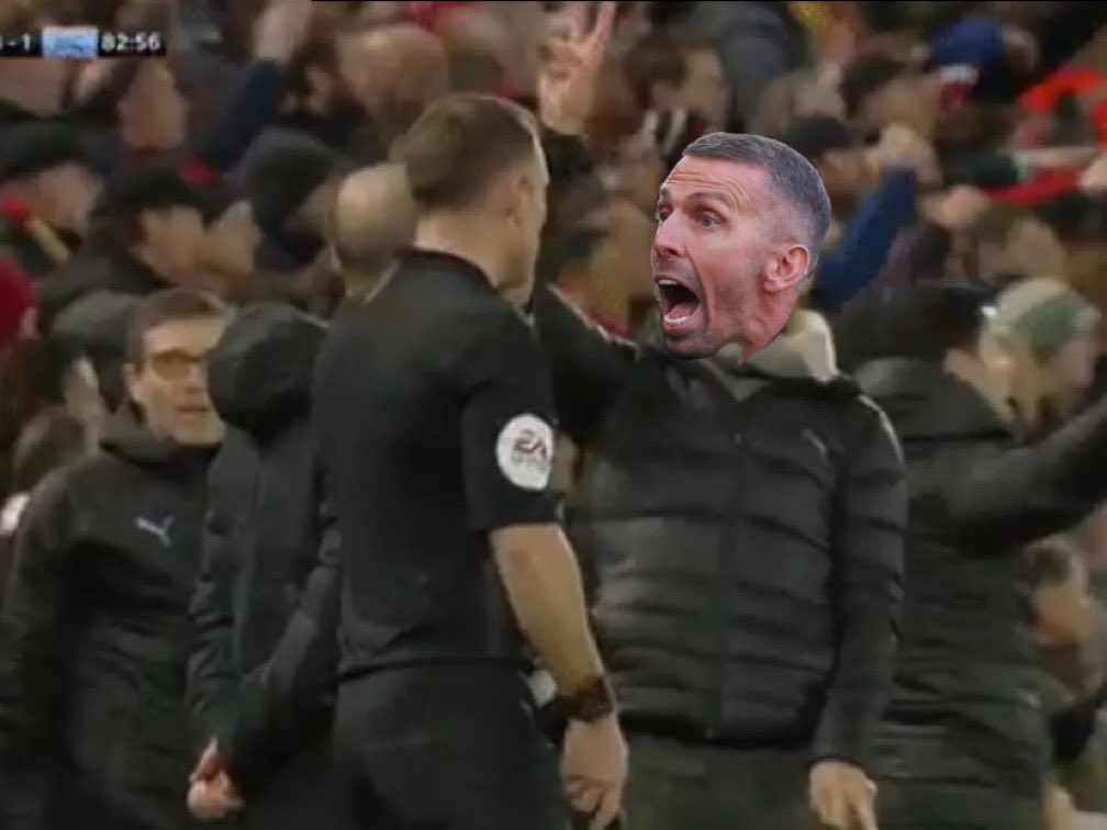 Gary O’Neil on the inside right now #WHUWOL #VAR