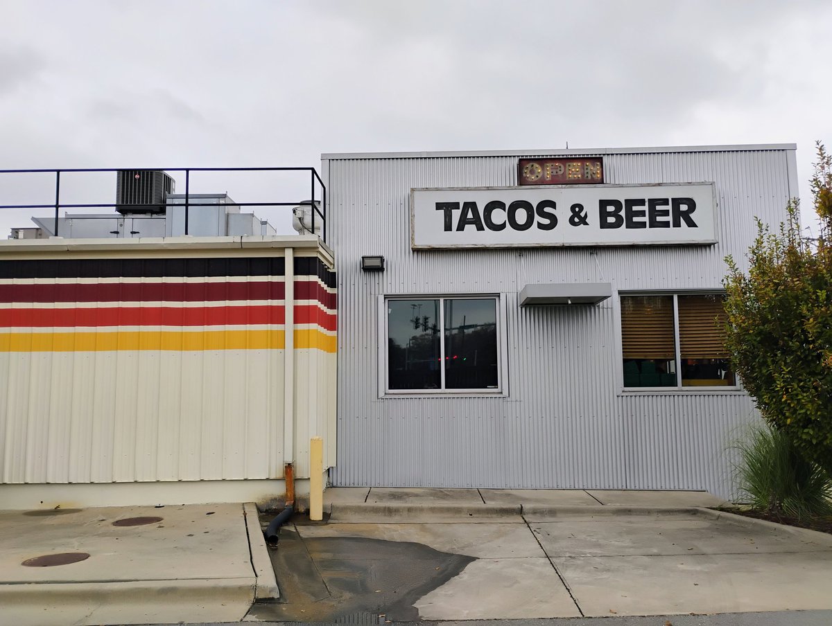 BeerSnobSean's tweet photo. Week starts out well with a 🛑 @lostforty's Camp Taco in Little Rock, AR. Lunch & a pour of Oktoberfest. Perfect timing for happy hour $4 pint! #ARbeer @MarkGLee69 @membeerblog @MikeSlomba @DrGoodBeer @scottvillers @qblacklock @SCBeerExplorer @ephoustonbill @adam98586090 https://t.co/lhvmDNhkl8