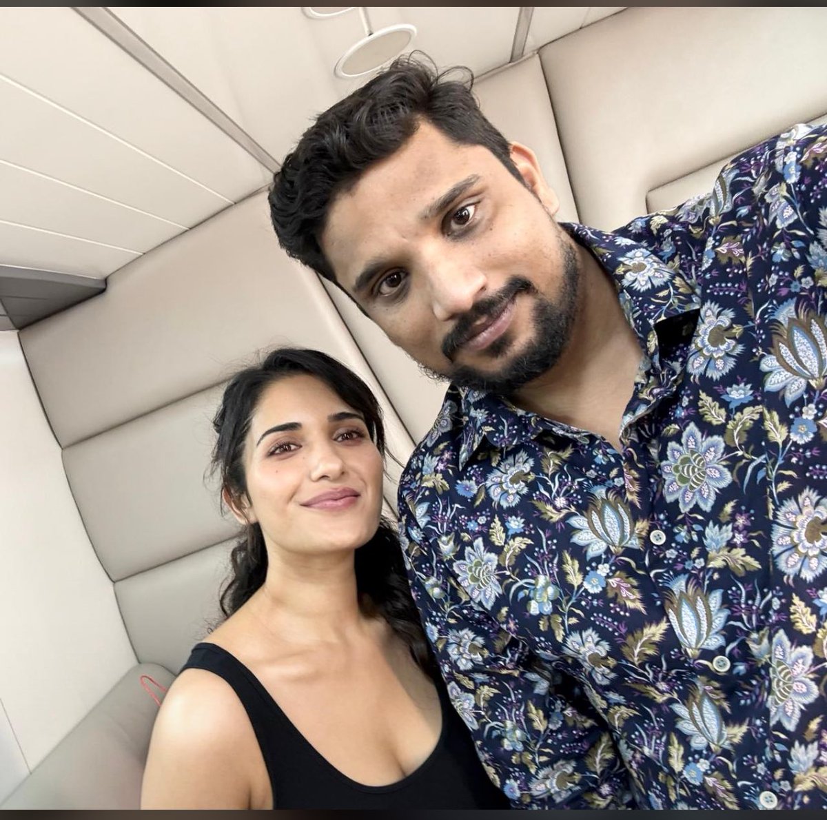 VS3266's tweet photo. When your celebrity crush makes your heart melt #MyCurrentFav
#ADaytoremember
#Unforgettableday
@iRuhaniSharma 😍😍😘😘❤️❤️🔥🔥 https://t.co/mtokIaw8v1