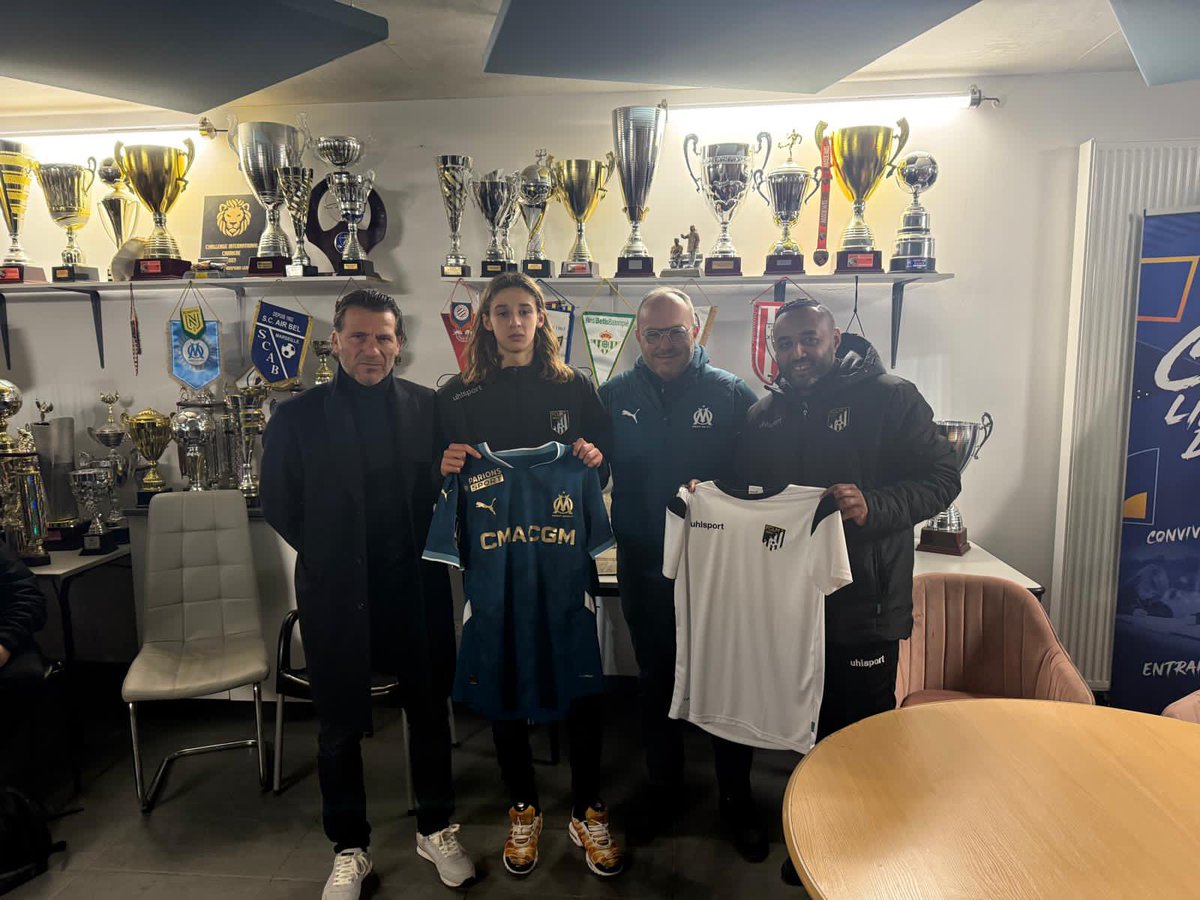 Kiyan Martin (2011) a signé un contrat ANS avec l’Olympique de Marseille.

Arrivé à FCLM en U11, le parcours de Kiyan est une source d’inspiration pour tous nos jeunes joueurs.

Une immense fierté pour le club !
Félicitations ! 👏🌟

#TeamOM #KiyanEstOlympien 🔵⚪️