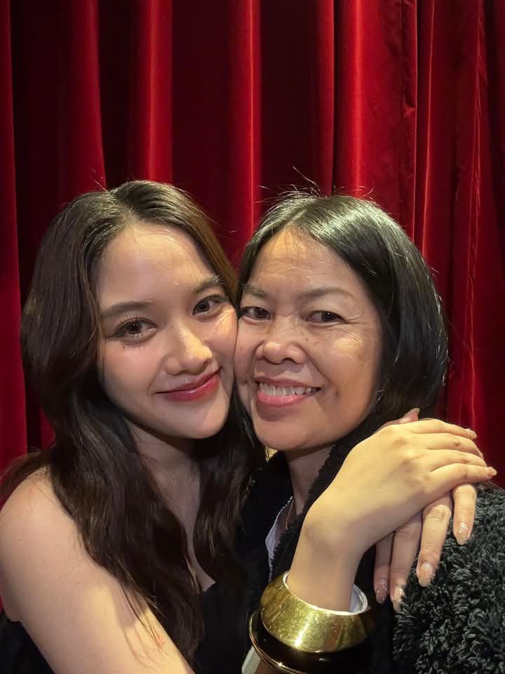 FreenbeckyBecky's tweet photo. Freen com a Mamãe 🫶🏻🫶🏻

🙏🏽🍀🇧🇷❤️

SAROCHA X RIDER MOVIE
#RiderMoviexFreen https://t.co/bCBCeyNmcX