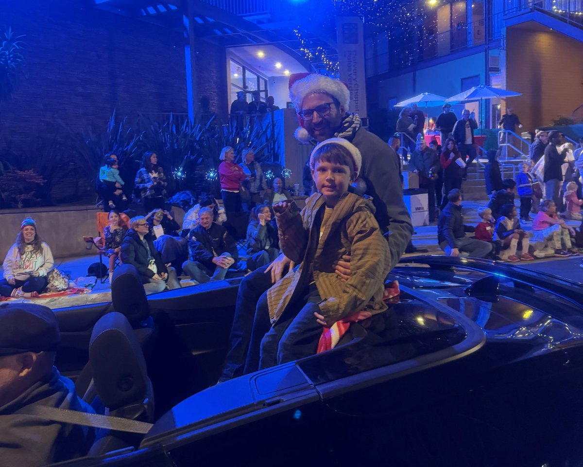 BenAllenCA's tweet image. Really fun holiday parade celebrations in #RollingHillsEstates and #ElSegundo this weekend, wishing everyone happiness this holiday season and into the new year!