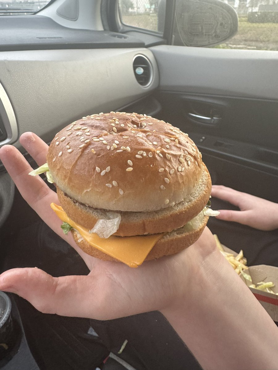 jimbobversion1's tweet photo. @McDonalds You call this a Big Mac?!?!This is sitting in an 11 year old’s hand and it isn’t much bigger than a Krystal/White Castle burger!!! https://t.co/qKcdXnf1dX