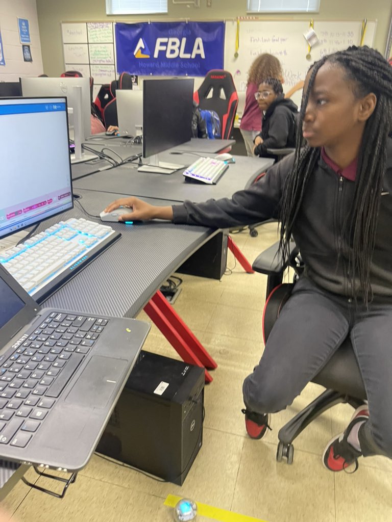 BethanyITC's tweet image. Started my Monday with the #HourOfCode @hmsmacon with Mrs. Gordon-Randall! Students were engaged as they designed mazes and coded their @SpheroEdu robots to navigate through them. Creativity and problem-solving in action! 💻🤖 #CodingIsFun #STEM