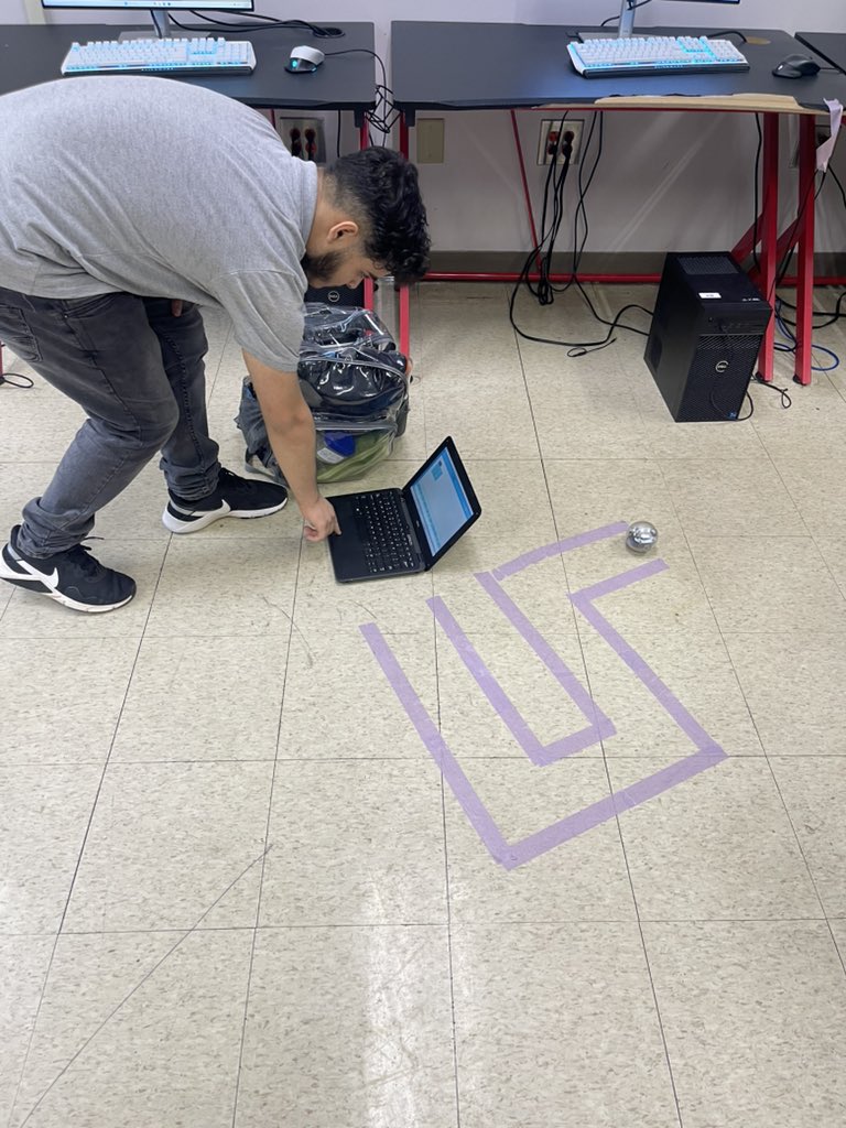 BethanyITC's tweet image. Started my Monday with the #HourOfCode @hmsmacon with Mrs. Gordon-Randall! Students were engaged as they designed mazes and coded their @SpheroEdu robots to navigate through them. Creativity and problem-solving in action! 💻🤖 #CodingIsFun #STEM