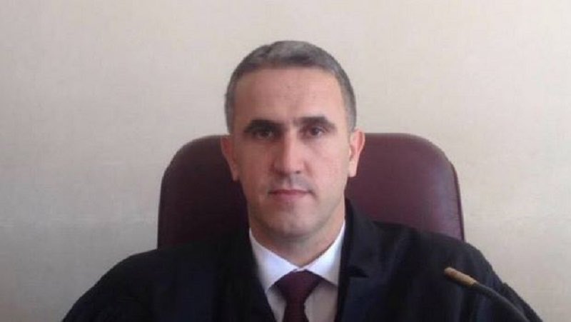 Логички би било на судијава кој денес се најде на црна листа уште вечерва да се направи упад во неговиот кабинет и да се запленат сите предмети на кој тој работел како судија+ да се суспендира.
Пострашното од се е што треба некој да се најде на црна листа за да биде разрешен.