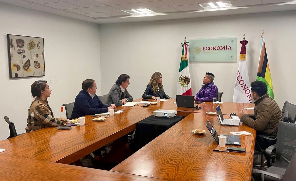 SalmaLuevano's tweet photo. Recibí en las instalaciones de @SE_mx a directivos de @SantanderMx, Rodolfo Lozano, Director Ejecutivo, Rocío Medina del Sector Público y Héctor Mancera del área de Inclusión Financiera, quienes compartieron la oferta de servicios y la transversalidad en materia inclusiva con la que operan. ✅🏳️‍🌈🏳️‍⚧

Continúo con acercamientos estratégicos para potencializar nuestra "economía rosa" y por supuesto, aumentar inversiones nacionales y extranjeras con valor agregado Hecho en México. Esto es parte de la #EconomíaDeInclusión que ha diseñado el Secretario @m_ebrard para fortalecer los #CorredoresDelBienestar en nuestro país 🇲🇽 con nuestra gran aliada la presidenta @Claudiashein