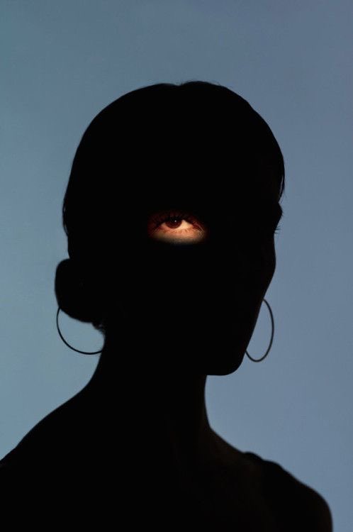 Karşımda hep aynı yüzler, gözlerinde aynı sinsilikler.