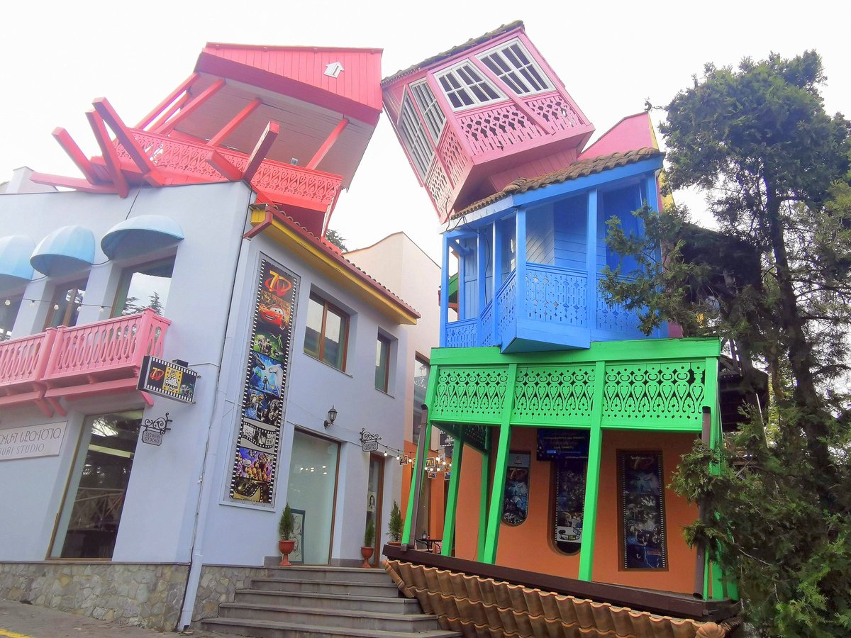 elmundoconella's tweet photo. #OsTengoQueContarUnaCosa 

➡️MONTE MTATSMINDA EN TIFLIS ⬅️

¿Sabías que este lugar es uno de los imperdibles de Georgia? 🌍 Desde sus miradores alucinantes hasta su parque de atracciones lleno de historia, el Monte Mtatsminda lo tiene TODO. 🏞️

🎯 https://t.co/4IaOLGc4cA https://t.co/kBvF1jbIUw